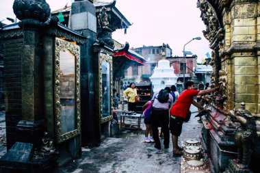 Katmandu Nepal 23 Ağustos 2018 bilinmeyenli insanlar maymun tapınakta dua görünümünü bulunan Swayambhunath bölgesi Katmandu içinde akşam