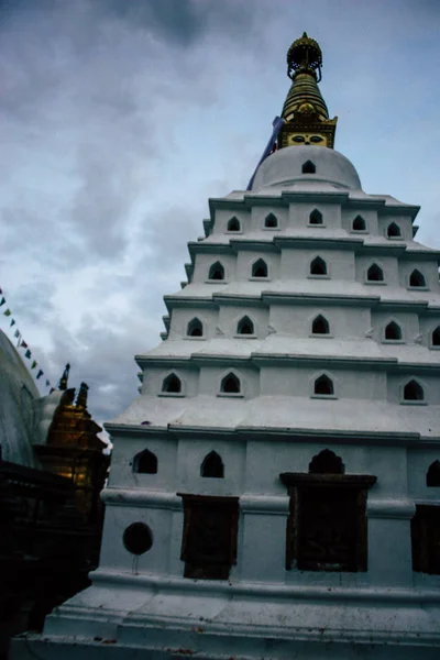 ネパール カトマンズ 2018 日夕方カトマンズ スワヤンブナート地区猿の寺院の上部にある寺院のビュー — ストック写真