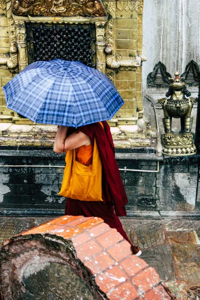 Kathmandu Nepal Agosto 2018 Vista Turistas Desconhecidos Visitando Templo Macaco — Fotografia de Stock