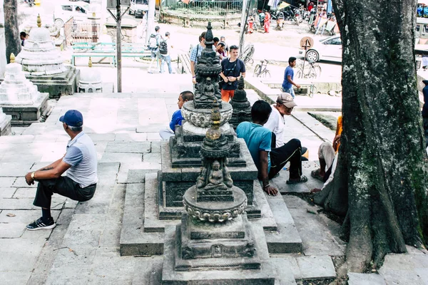 Kathmandu Nepal Agosto 2018 Vista Turistas Desconhecidos Visitando Templo Macaco — Fotografia de Stock