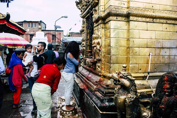 Kathmandu Nepál Srpna 2018 Pohled Neznámých Lidí Modlí Opičího Chrámu — Stock fotografie