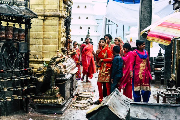 Katmandu Nepal Ağustos 2018 Bilinmeyenli Insanlar Maymun Tapınakta Dua Görünümünü — Stok fotoğraf