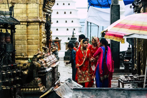 Kathmandu Nepal Agosto 2018 Vista Pessoas Desconhecidas Orando Templo Macaco — Fotografia de Stock