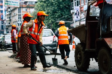 Katmandu Nepal 26 Ağustos 2018 bilinmeyenli Nepalce işçi Thamel bölge Kathmandu Caddesi'nde öğleden sonra temizlik görünümünü