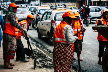 Katmandu Nepal 26 Ağustos 2018 bilinmeyenli Nepalce işçi Thamel bölge Kathmandu Caddesi'nde öğleden sonra temizlik görünümünü