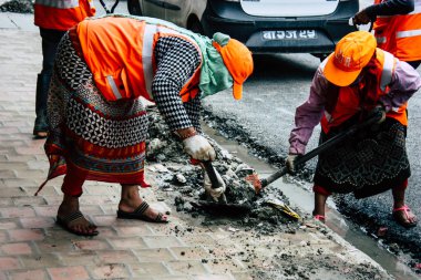 Katmandu Nepal 26 Ağustos 2018 bilinmeyenli Nepalce işçi Thamel bölge Kathmandu Caddesi'nde öğleden sonra temizlik görünümünü