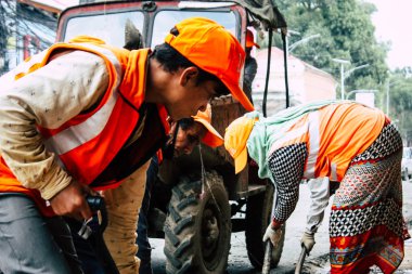 Katmandu Nepal 26 Ağustos 2018 bilinmeyenli Nepalce işçi Thamel bölge Kathmandu Caddesi'nde öğleden sonra temizlik görünümünü