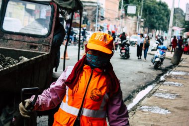 Katmandu Nepal 26 Ağustos 2018 bilinmeyenli Nepalce işçi Thamel bölge Kathmandu Caddesi'nde öğleden sonra temizlik görünümünü