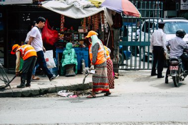 Katmandu Nepal 26 Ağustos 2018 bilinmeyenli Nepalce işçi Thamel bölge Kathmandu Caddesi'nde öğleden sonra temizlik görünümünü