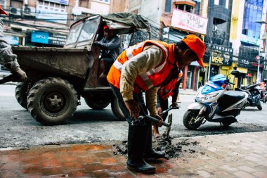 Katmandu Nepal 26 Ağustos 2018 bilinmeyenli Nepalce işçi Thamel bölge Kathmandu Caddesi'nde öğleden sonra temizlik görünümünü