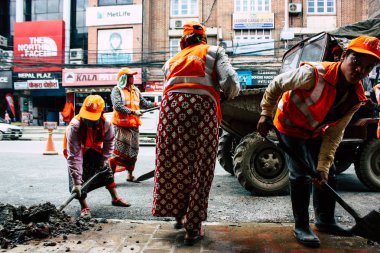Katmandu Nepal 26 Ağustos 2018 bilinmeyenli Nepalce işçi Thamel bölge Kathmandu Caddesi'nde öğleden sonra temizlik görünümünü