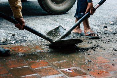 Katmandu Nepal 26 Ağustos 2018 bilinmeyenli Nepalce işçi Thamel bölge Kathmandu Caddesi'nde öğleden sonra temizlik görünümünü