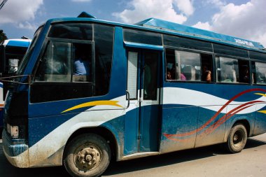Katmandu Nepal 26 Ağustos 2018 Nepalce görünüm yerel otobüs Katmandu Thamel bölgesinde öğleden sonra itibariyle sokakta