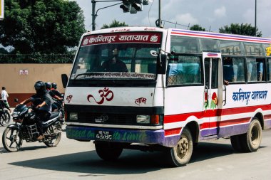 Katmandu Nepal 26 Ağustos 2018 Nepalce görünüm yerel otobüs Katmandu Thamel bölgesinde öğleden sonra itibariyle sokakta