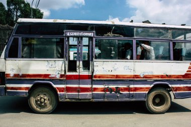 Katmandu Nepal 26 Ağustos 2018 Nepalce görünüm yerel otobüs Katmandu Thamel bölgesinde öğleden sonra itibariyle sokakta