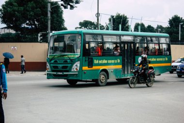 Katmandu Nepal 26 Ağustos 2018 Nepalce görünüm yerel otobüs Katmandu Thamel bölgesinde öğleden sonra itibariyle sokakta