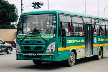 Katmandu Nepal 26 Ağustos 2018 Nepalce görünüm yerel otobüs Katmandu Thamel bölgesinde öğleden sonra itibariyle sokakta