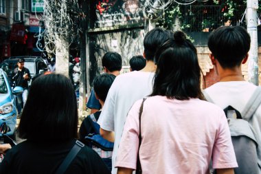 Katmandu Nepal 26 Ağustos 2018 bilinmeyenli insanlar öğleden sonra Thamel District Kathmandu sokakta yürürken, insanlar görünümünü