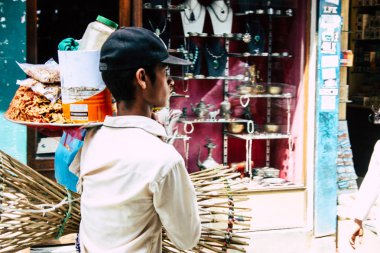 Katmandu Nepal 26 Ağustos 2018 bilinmeyenli insanlar öğleden sonra Thamel District Kathmandu sokakta yürürken, insanlar görünümünü