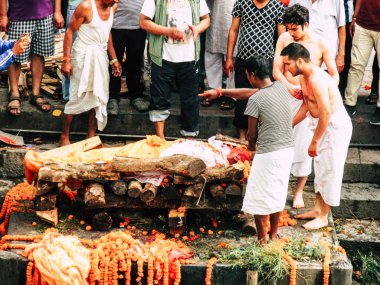  Katmandu Nepal 27 Ağustos 2018 bilinmeyen Hindu Dini bir tören katılan kişi, bir ceset yakma öğleden sonra nehrin Pashupatinath Tapınağı'nda ön görünüm