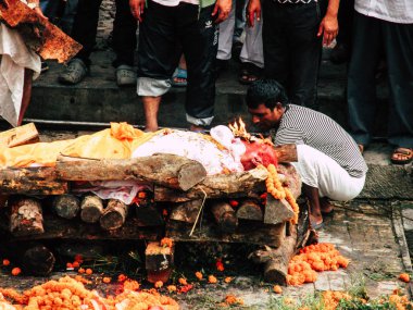  Katmandu Nepal 27 Ağustos 2018 bilinmeyen Hindu Dini bir tören katılan kişi, bir ceset yakma öğleden sonra nehrin Pashupatinath Tapınağı'nda ön görünüm
