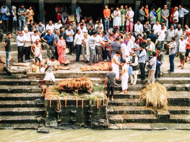  Katmandu Nepal 27 Ağustos 2018 bilinmeyen Hindu Dini bir tören katılan kişi, bir ceset yakma öğleden sonra nehrin Pashupatinath Tapınağı'nda ön görünüm
