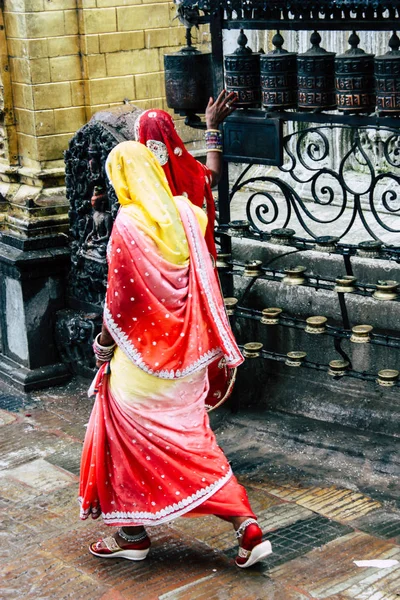 Katmandú Nepal Agosto 2018 Vista Personas Desconocidas Rezando Templo Mono — Foto de Stock