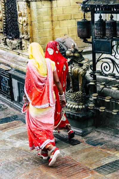 Kathmandu Nepal Agosto 2018 Vista Pessoas Desconhecidas Orando Templo Macaco — Fotografia de Stock