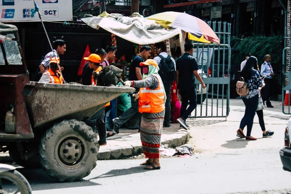 Kathmandu Nepál Srpna 2018 Pohled Neznámých Nepali Pracovník Čištění Ulice — Stock fotografie