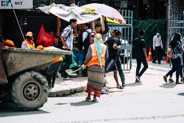 Katmandú Nepal Agosto 2018 Vista Desconocidos Trabajador Nepalí Limpiando Calle —  Fotos de Stock