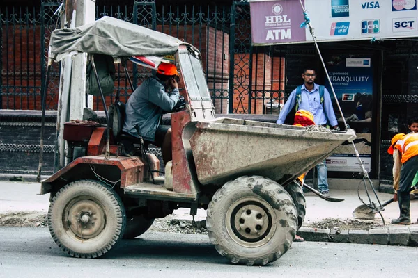 Kathmandu Nepál Srpna 2018 Pohled Neznámých Nepali Pracovník Čištění Ulice — Stock fotografie