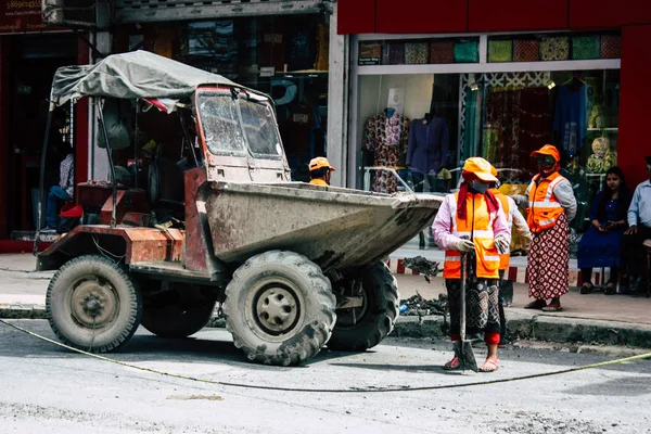 Kathmandu Nepal August 2018 View Unknowns Nepali Worker Cleaning Street — Stock Photo, Image