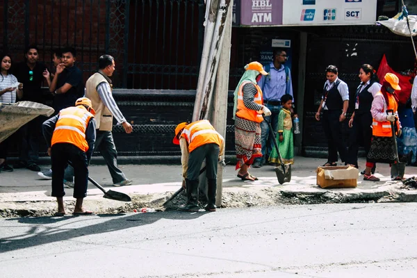 Katmandú Nepal Agosto 2018 Vista Desconocidos Trabajador Nepalí Limpiando Calle —  Fotos de Stock