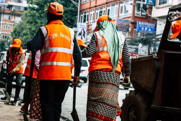 Kathmandu Nepál Srpna 2018 Pohled Neznámých Nepali Pracovník Čištění Ulice — Stock fotografie