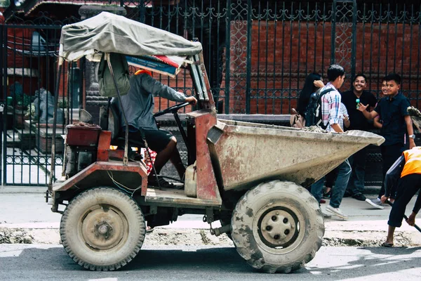 Катманду Непал Август 2018 Вид Неизвестных Непальский Рабочий Очищающий Улицу — стоковое фото