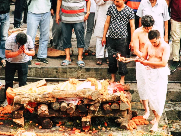2018 日ネパール カトマンズ未知数ヒンドゥー教の人々 宗教的な儀式に出席 死体の火葬午後パシュパティナート寺院で川をフロントのビュー — ストック写真