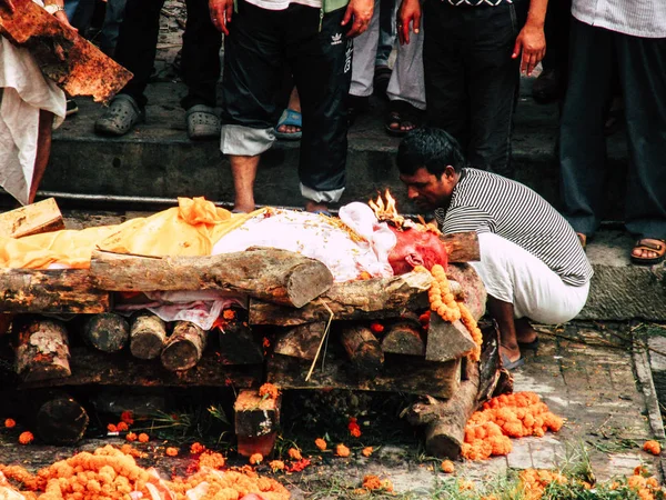 加德满都尼泊尔2018年8月27日对不知名的印度教人士参加宗教仪式的看法 下午在帕斯帕提那寺河前火化的尸体 — 图库照片