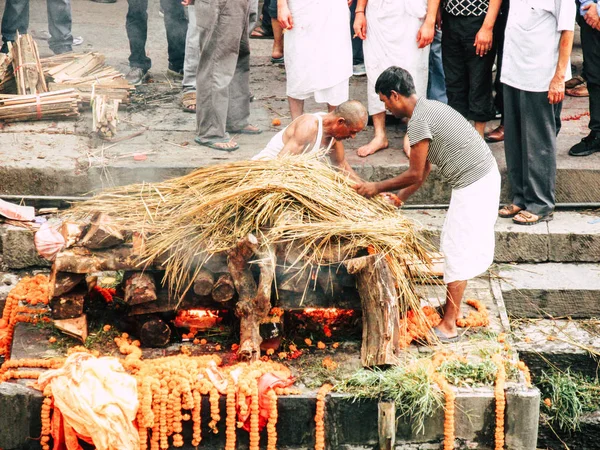 加德满都尼泊尔2018年8月27日对不知名的印度教人士参加宗教仪式的看法 下午在帕斯帕提那寺河前火化的尸体 — 图库照片