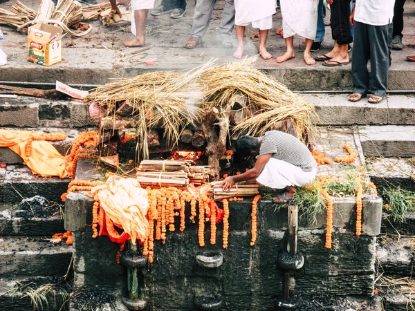 Kathmandu Nepal Agosto 2018 Veduta Persone Indù Sconosciute Che Assistono — Foto Stock