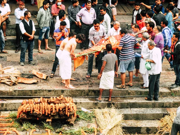 Kathmandu Nepal Sierpień 2018 Widok Niewiadomych Hindu Osób Uczestniczących Ceremonii — Zdjęcie stockowe