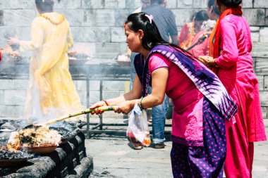 Katmandu Nepal 27 Ağustos 2018 görünümünü bilinmeyenli Hindu kişi ateş töreni Pashupatinath Tapınağı içinde sabah yapma.