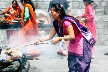 Katmandu Nepal 27 Ağustos 2018 görünümünü bilinmeyenli Hindu kişi ateş töreni Pashupatinath Tapınağı içinde sabah yapma.