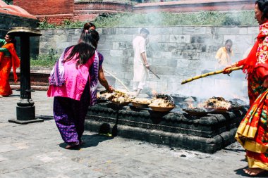 Katmandu Nepal 27 Ağustos 2018 görünümünü bilinmeyenli Hindu kişi ateş töreni Pashupatinath Tapınağı içinde sabah yapma.