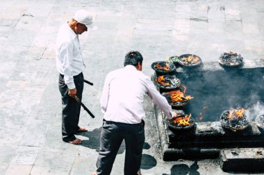 Katmandu Nepal 27 Ağustos 2018 görünümünü bilinmeyenli Hindu kişi ateş töreni Pashupatinath Tapınağı içinde sabah yapma.