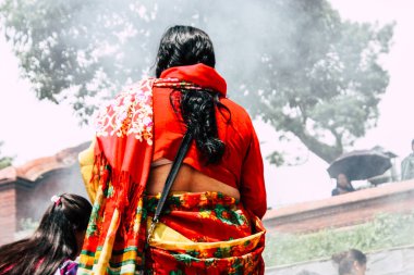 Katmandu Nepal 27 Ağustos 2018 görünümünü bilinmeyenli Hindu kişi ateş töreni Pashupatinath Tapınağı içinde sabah yapma.