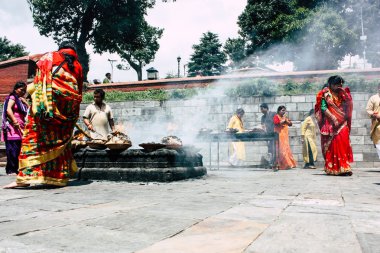 Katmandu Nepal 27 Ağustos 2018 görünümünü bilinmeyenli Hindu kişi ateş töreni Pashupatinath Tapınağı içinde sabah yapma.