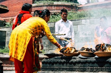 Katmandu Nepal 27 Ağustos 2018 görünümünü bilinmeyenli Hindu kişi ateş töreni Pashupatinath Tapınağı içinde sabah yapma.
