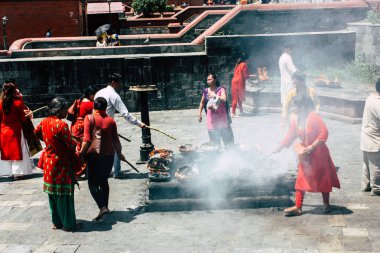 Katmandu Nepal 27 Ağustos 2018 görünümünü bilinmeyenli Hindu kişi ateş töreni Pashupatinath Tapınağı içinde sabah yapma.