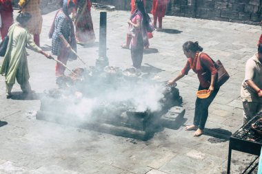 Katmandu Nepal 27 Ağustos 2018 görünümünü bilinmeyenli Hindu kişi ateş töreni Pashupatinath Tapınağı içinde sabah yapma.
