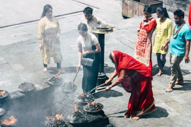 Katmandu Nepal 27 Ağustos 2018 görünümünü bilinmeyenli Hindu kişi ateş töreni Pashupatinath Tapınağı içinde sabah yapma.